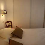 Un Appart Chaleureux Et Simple Au Coeur Du 5E Arrondissement
