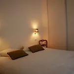 Un Appart Chaleureux Et Simple Au Coeur Du 5E Arrondissement